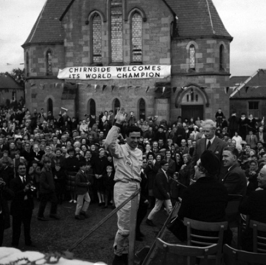 le village de Jim, Chirnside, en Ecosse,  fête son champion...